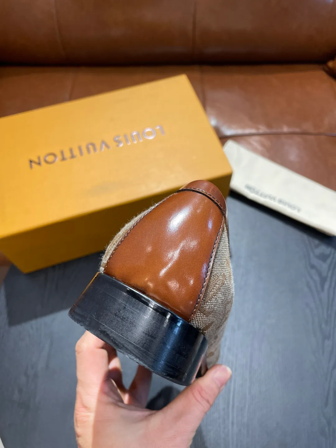 [LV] Leather shoes - High-end quality - Upper: 🔝Tumbled cowhide, Nappa cowhide, brand logo sewn on the shoe body - Inner: cowhide, foot pad; water-dyed cowhide - Outsole: T men's shoes 💰R·Rubber foam; two-color molded outsole -Super high quality control·Fine workmanship: highlighted (high-end·luxury·grade) -Size: 38-44 (45 can be customized)